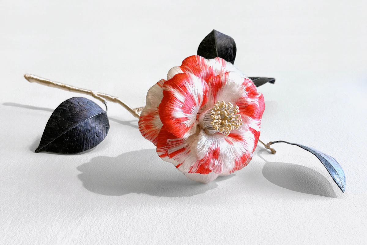 日常の美を縫い映す立体刺繍：家長百加が放つエクレクティックな魅力